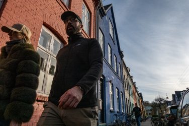 2 unga personer på gatan i Köpenhamn