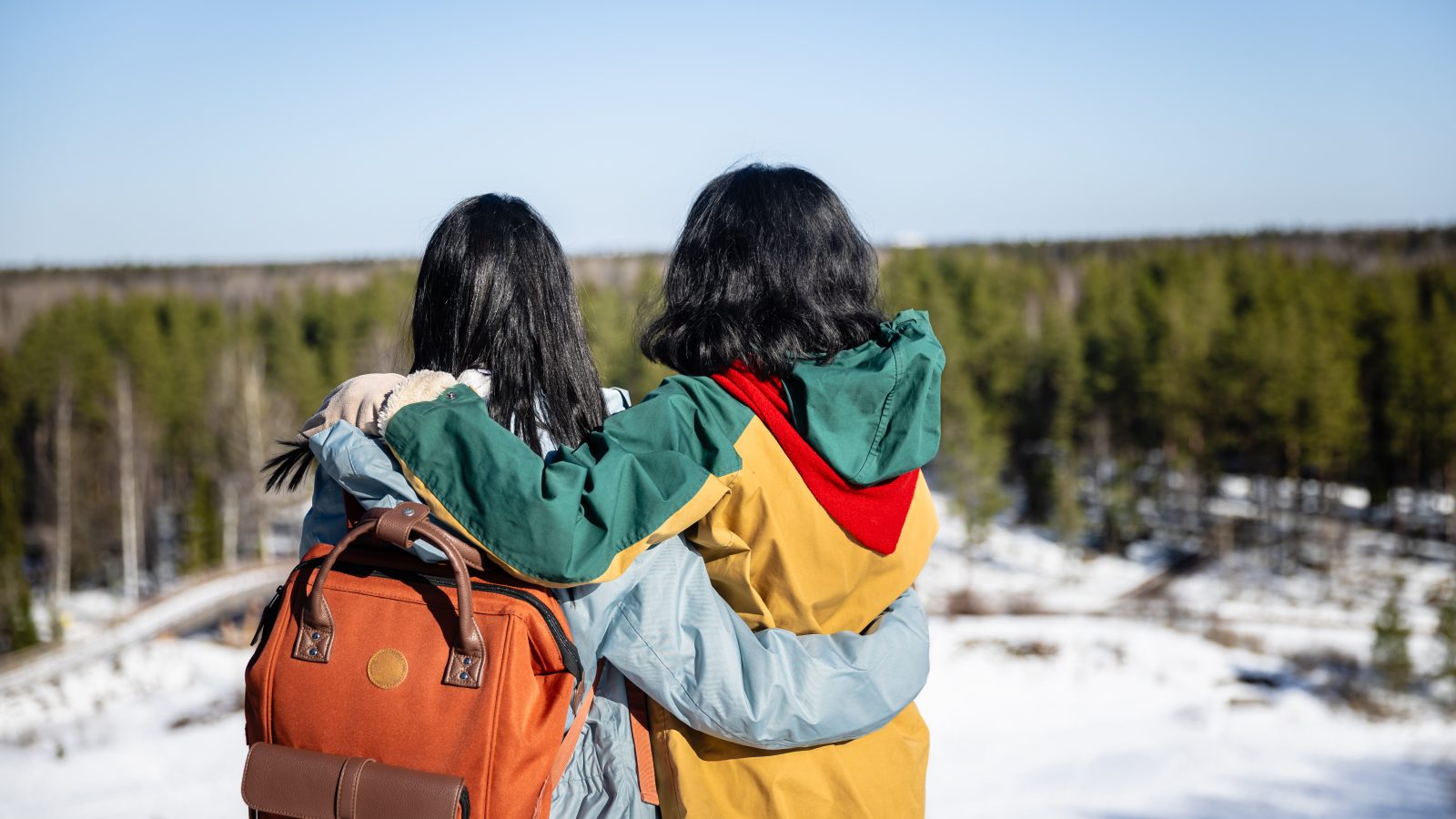 Två kvinnor som håller armen om varandra