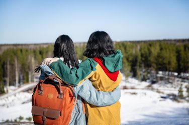Två kvinnor som håller armen om varandra