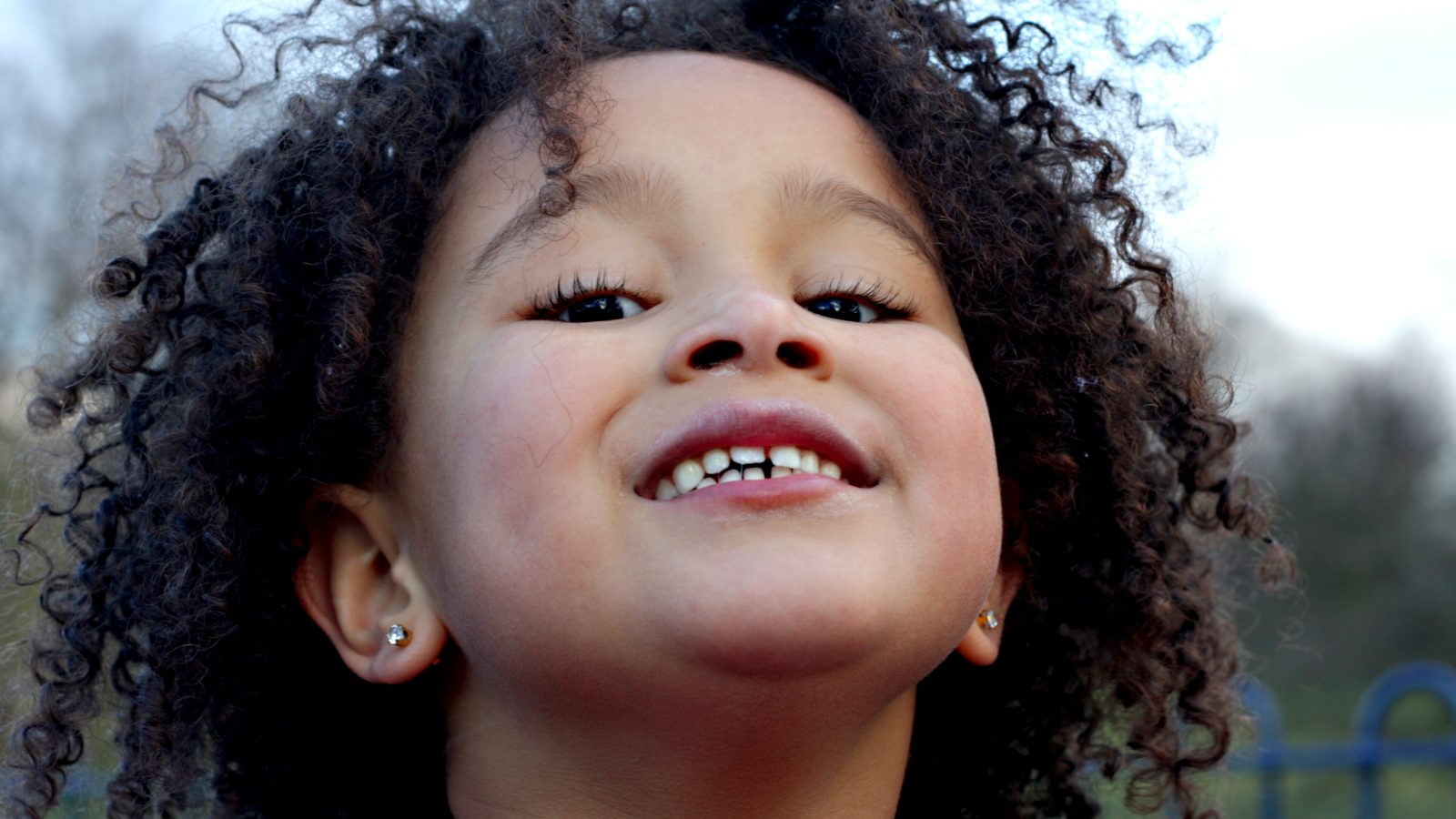 Liten flicka med lockigt hår.