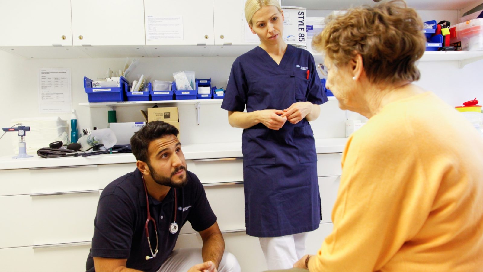 läkare och sköterska samtalar med patient