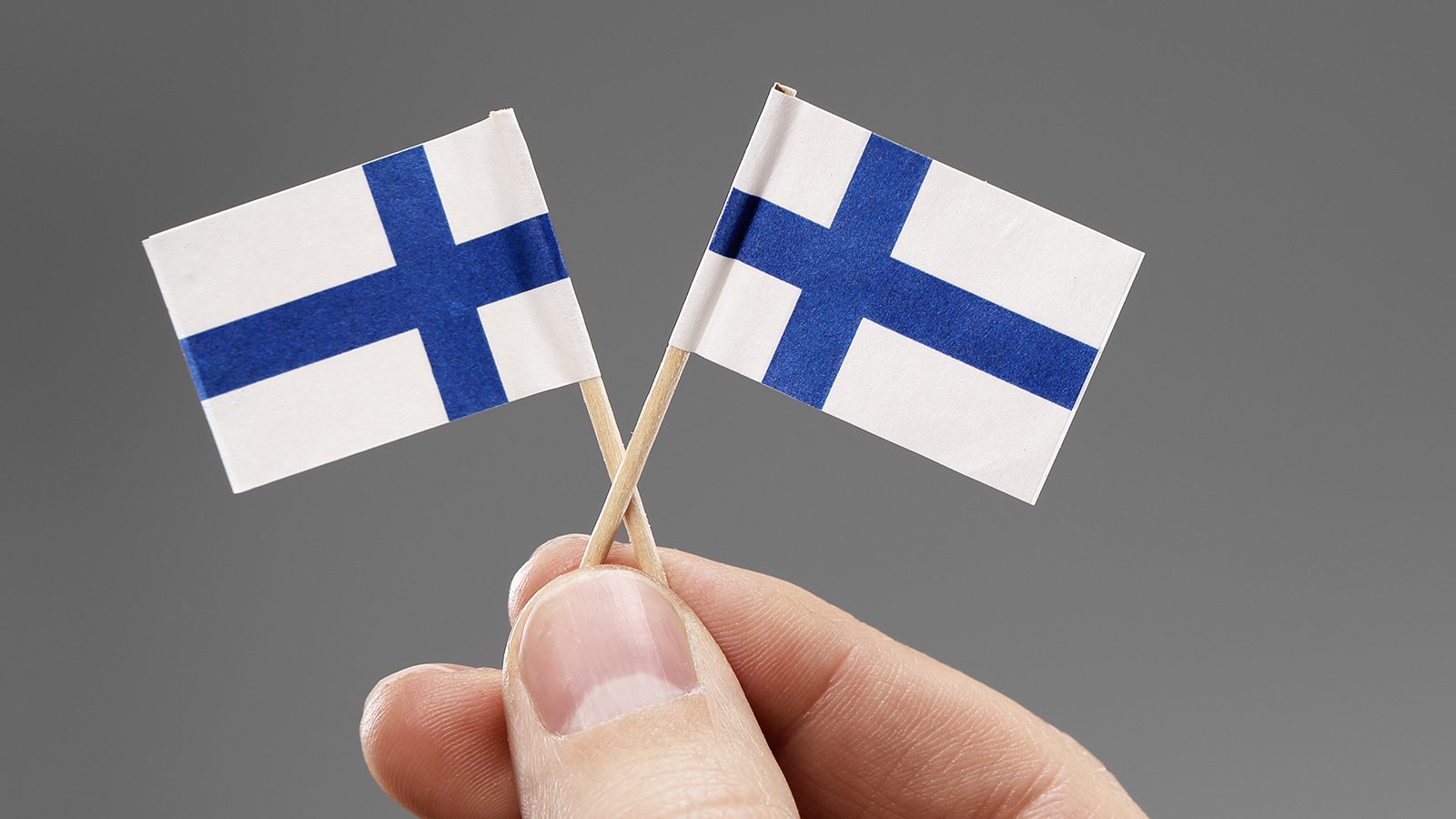 Två små finska flaggor
