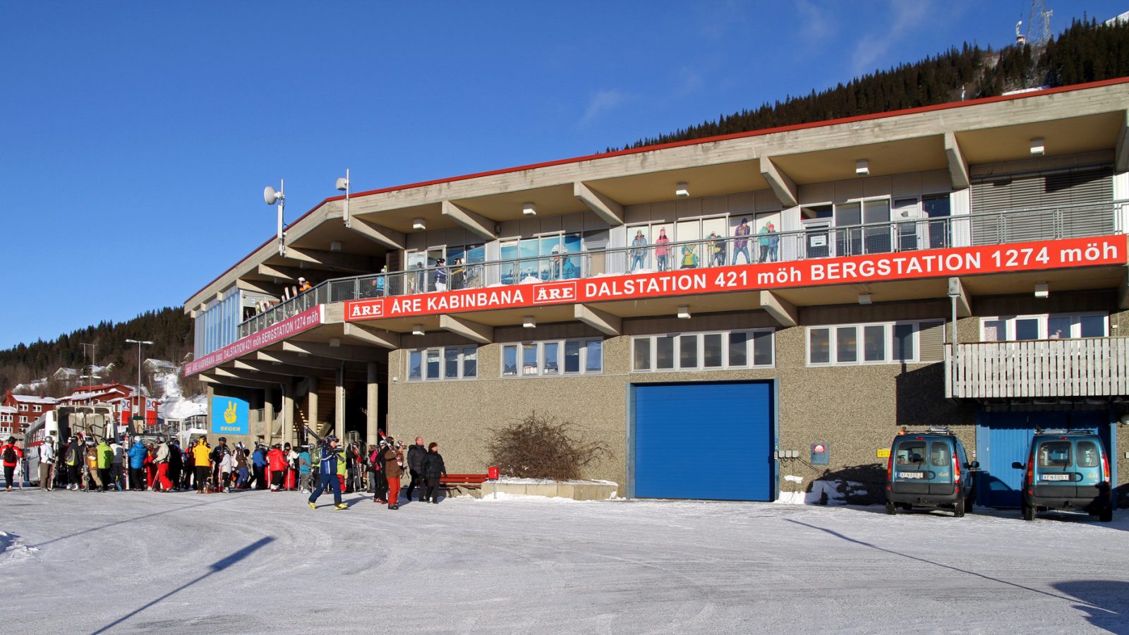 skidåkare ankommer med buss till Åre