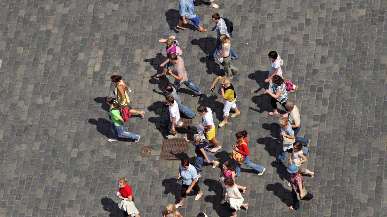 people in a hurry from bird´s eye view