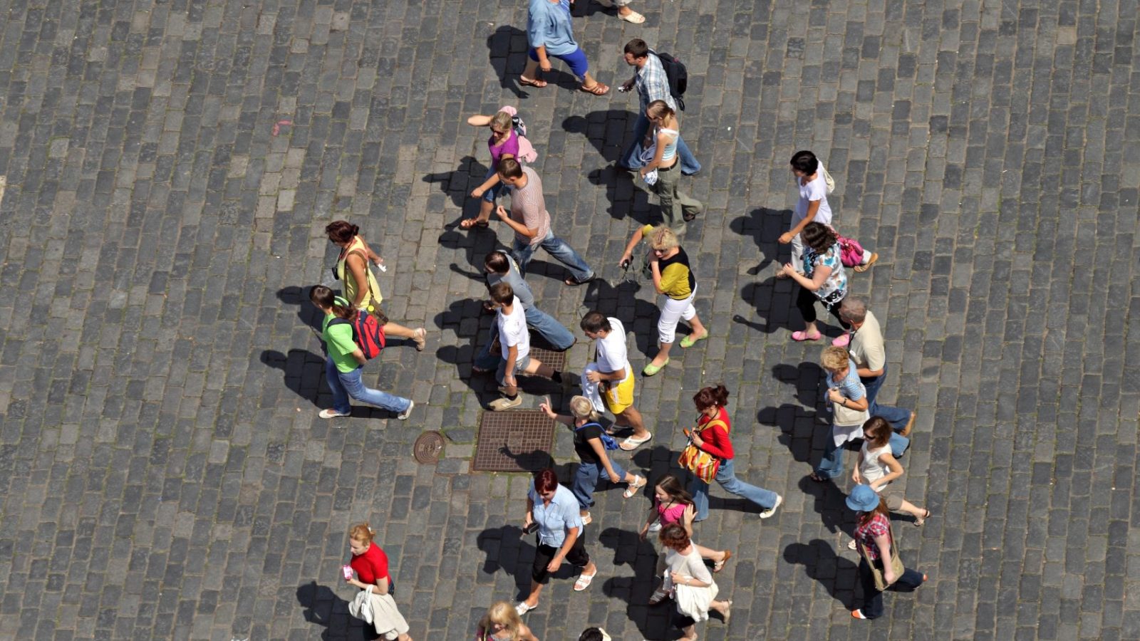 people in a hurry from bird´s eye view