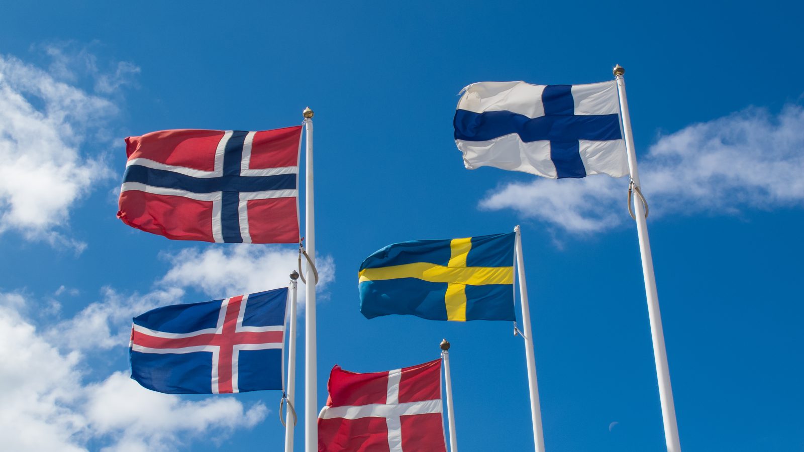 Nordens flaggor mot blå himmel
