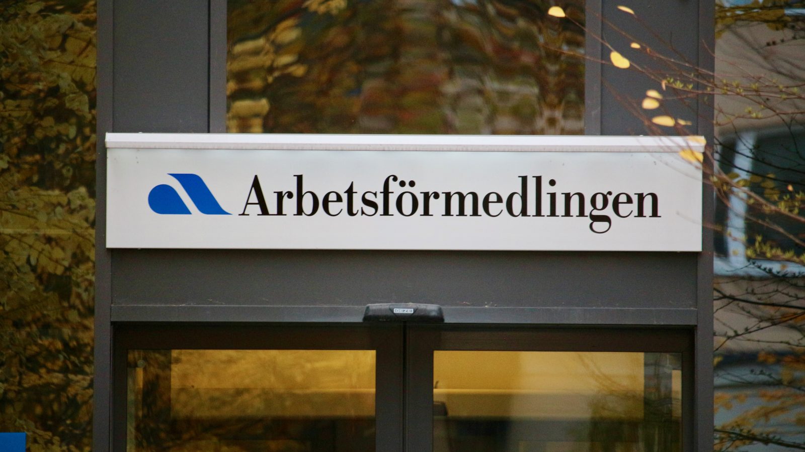 Fasad med skylt där det står Arbetsförmedlingen
