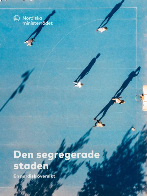 Rapportomslag med foto med flygperspektiv på människor på basketplan