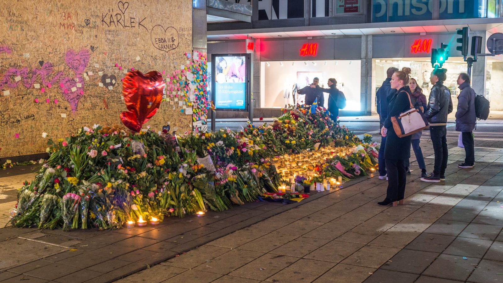 Stockholm visar sin sorg med blommor, kramdjur och meddelande efter terrorattacken i Stockholm.