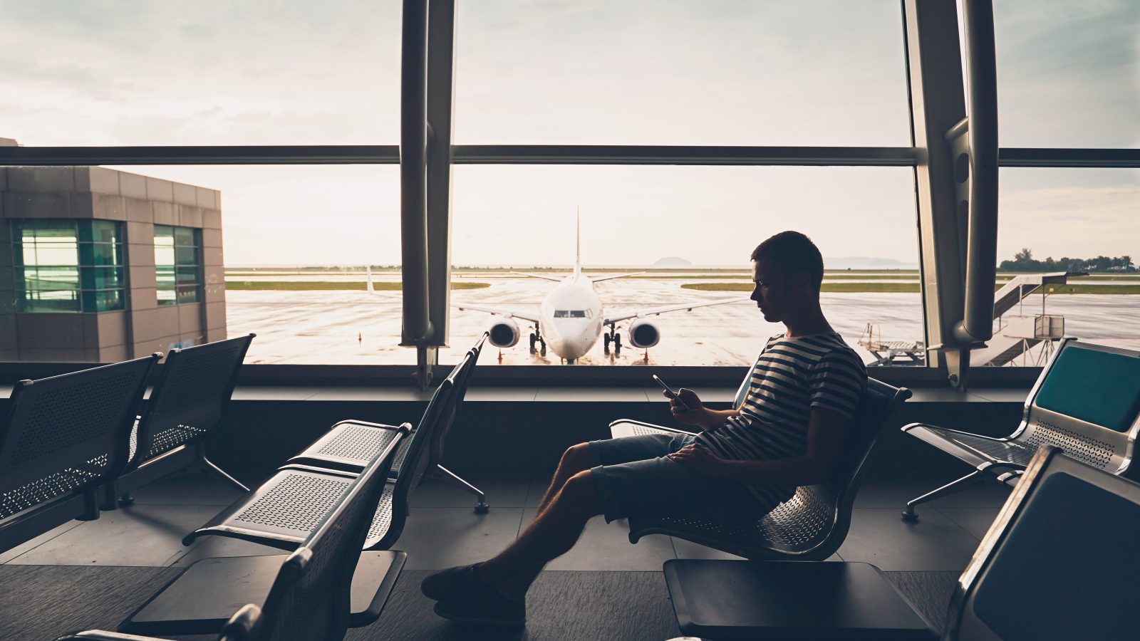 Person sitter och väntar på flygplats