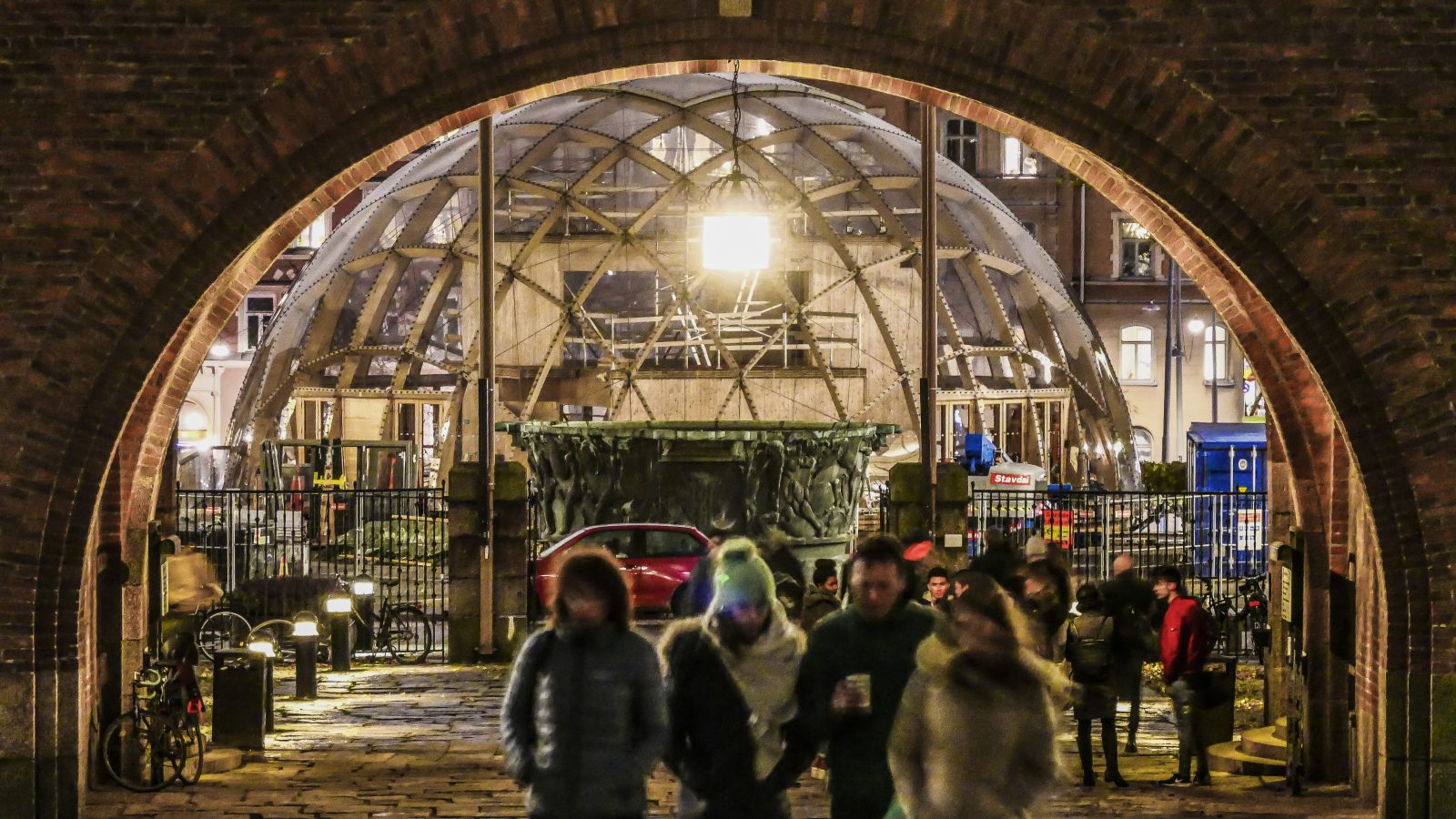 Ungdomar går i Stockholm