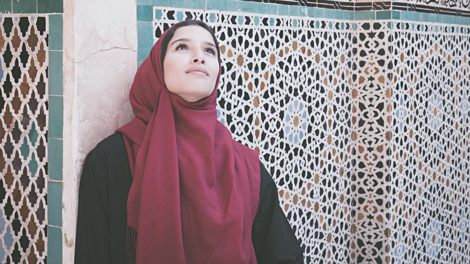 Ung kvinna i hijab