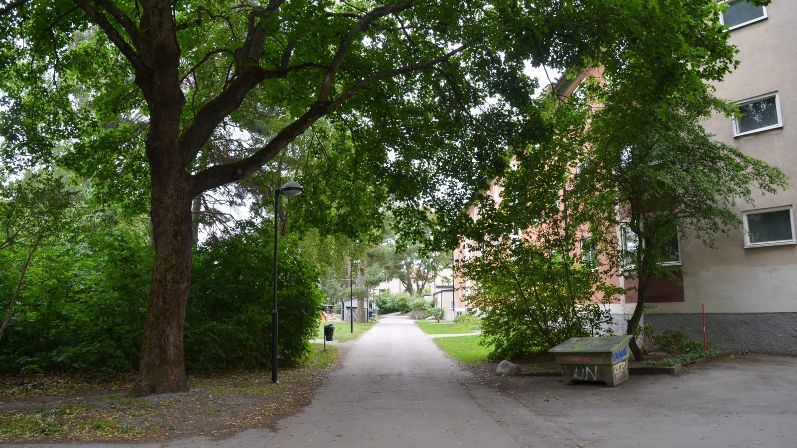 gångväg i bostadsområde