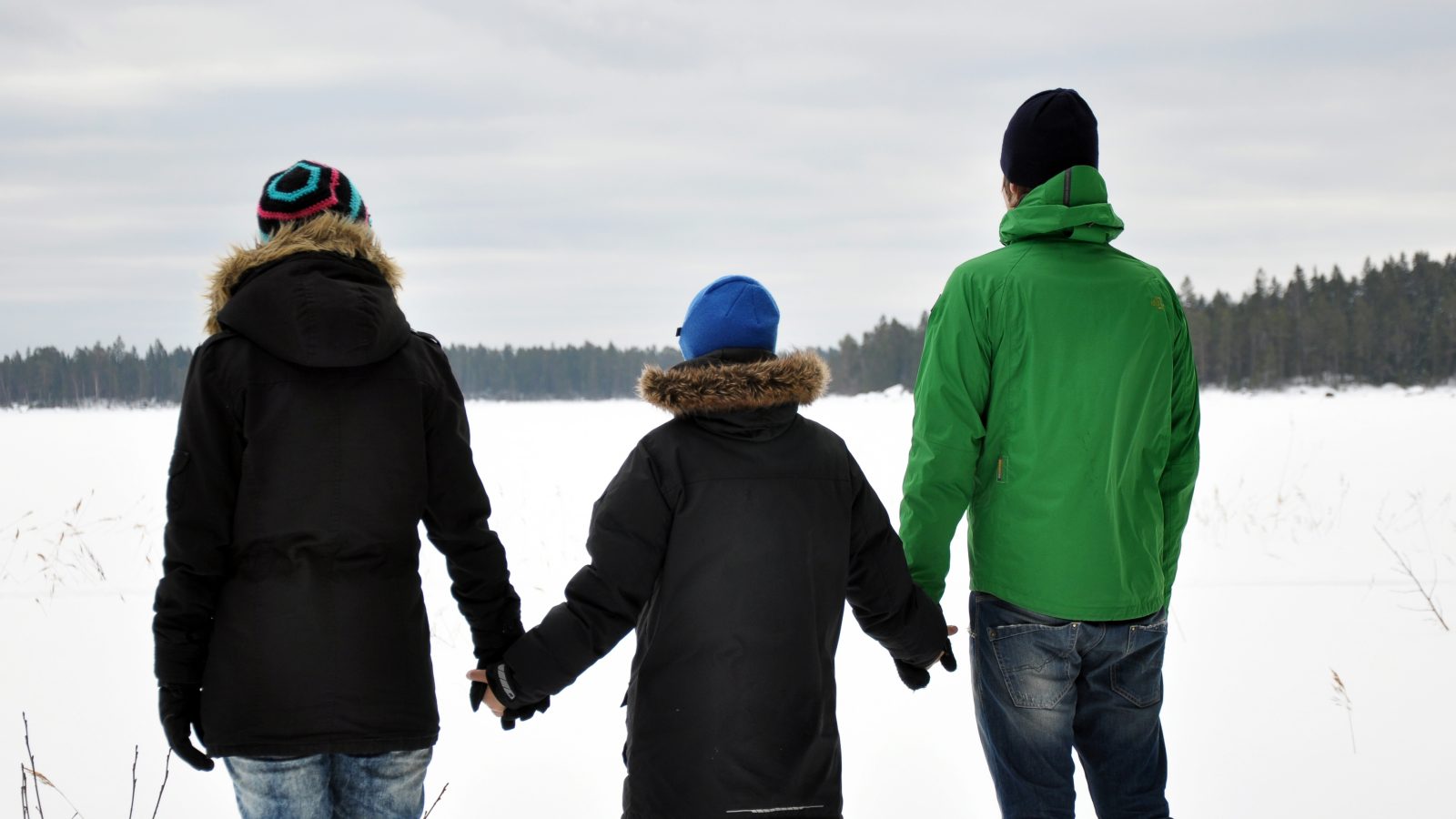 Familj håller i händerna