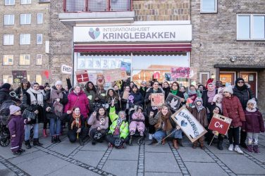 En stor folksamling framför Integrationshuset Kringlebakken.