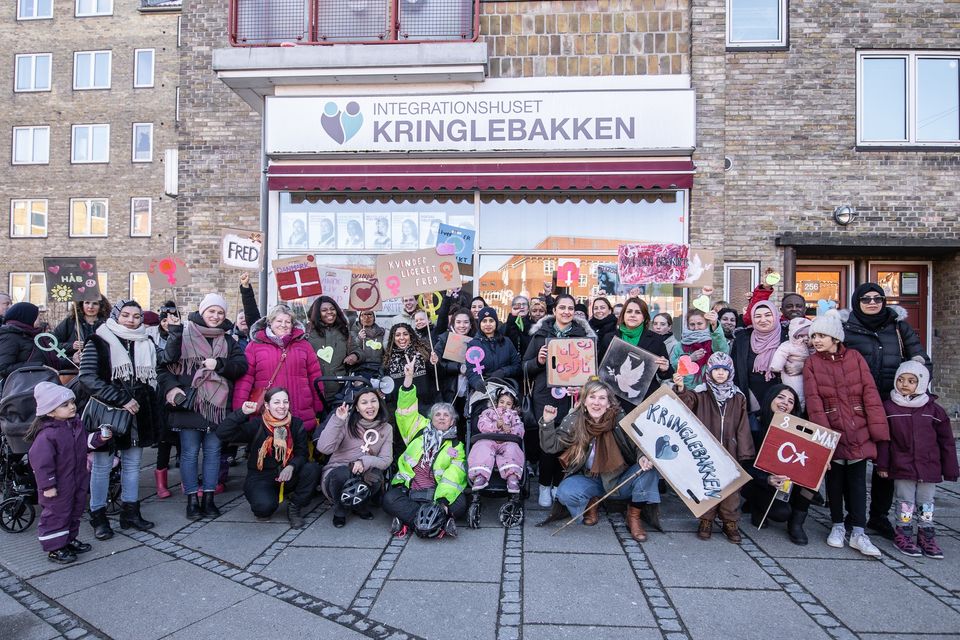 En stor folksamling framför Integrationshuset Kringlebakken.