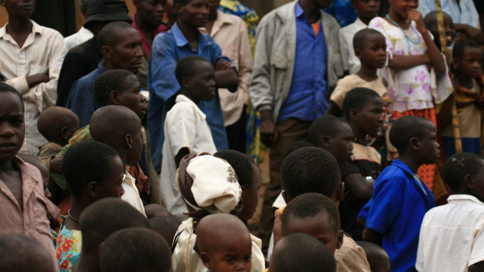 Refugees cross from DR Congo into Uganda at the border village of Busanza