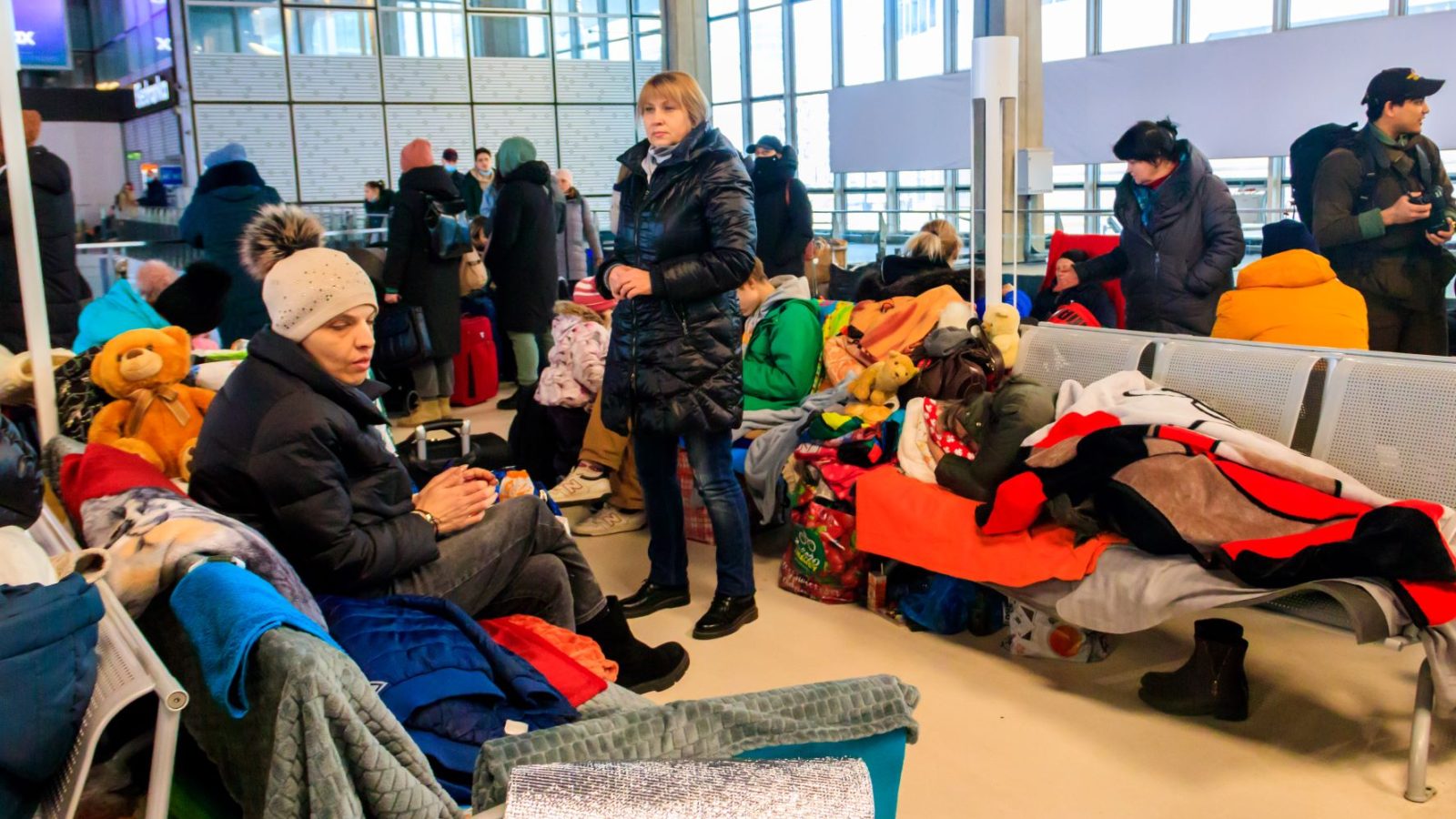 en grupp flyktingar i en vänthall