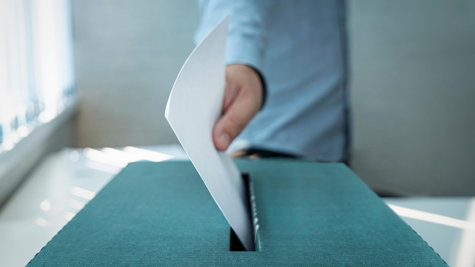 hand som lägger en röst i ett val