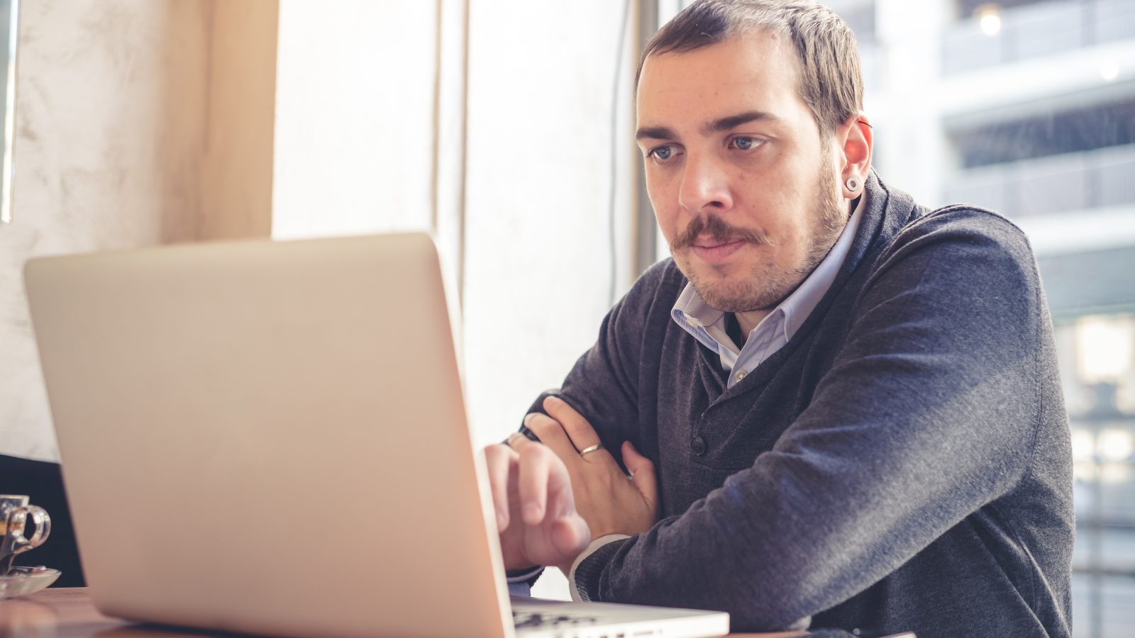 Koncentrerad man vid laptop
