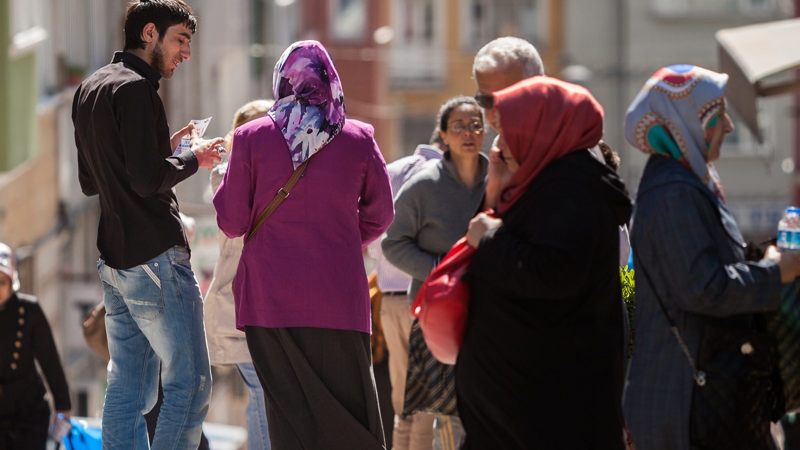 Flera kvinnor med hijab går ute på stan