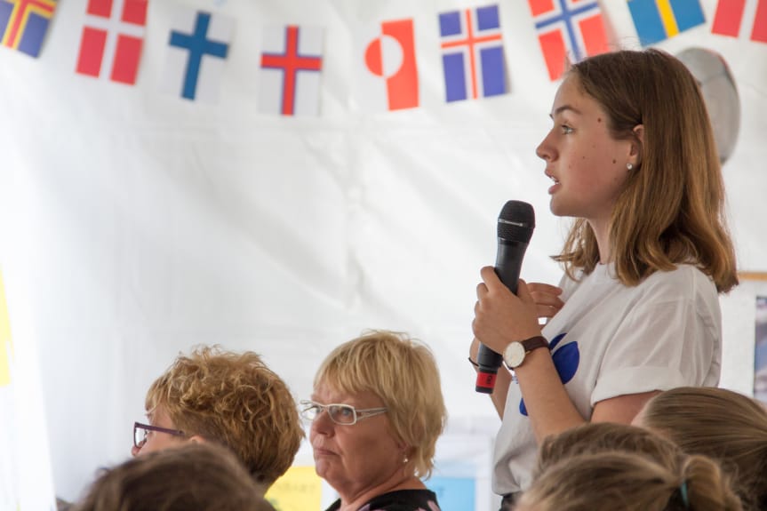 En ung tjej med mikrofon ställer fråga i Almedalen