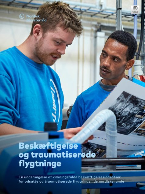 Rapportomslag med foto på två unga män som arbetar tillsammans