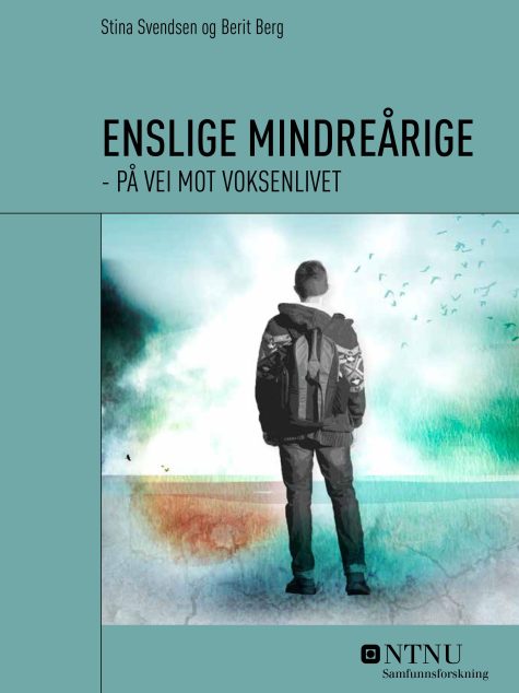 Rapportomslag med blågrön bakgrund och foto bakifrån på kille med ryggsäck