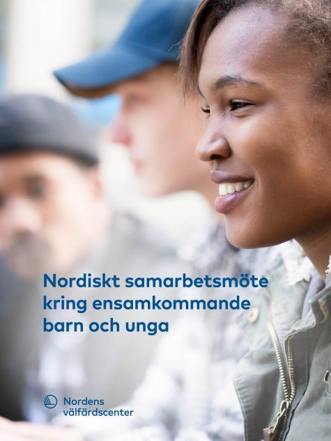 Rapportens omslag med en skrattande tjej i förgrunden och två killar längre bak i bild