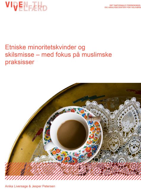 På rapportens omslag synns en kaffekopp på en virkad duk.