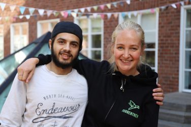 Man och kvinna som har armarna runt varandras axlar.
