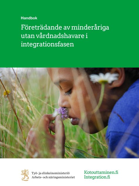 Rapportomslag med bild på ett barn som luktar på en blomma