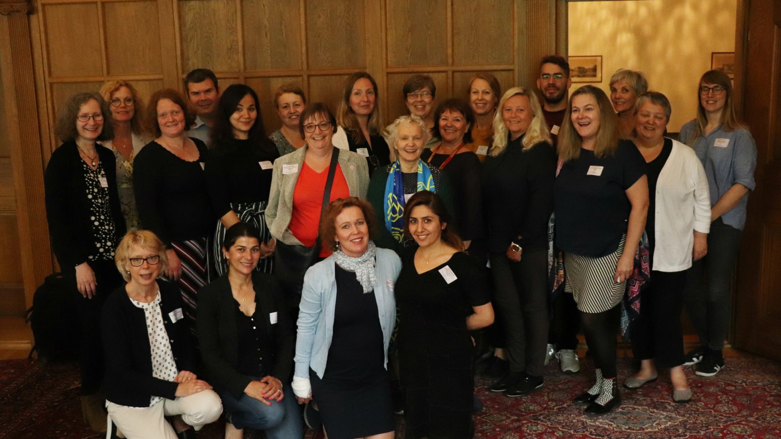 Gruppbild på glada mötesdeltagare