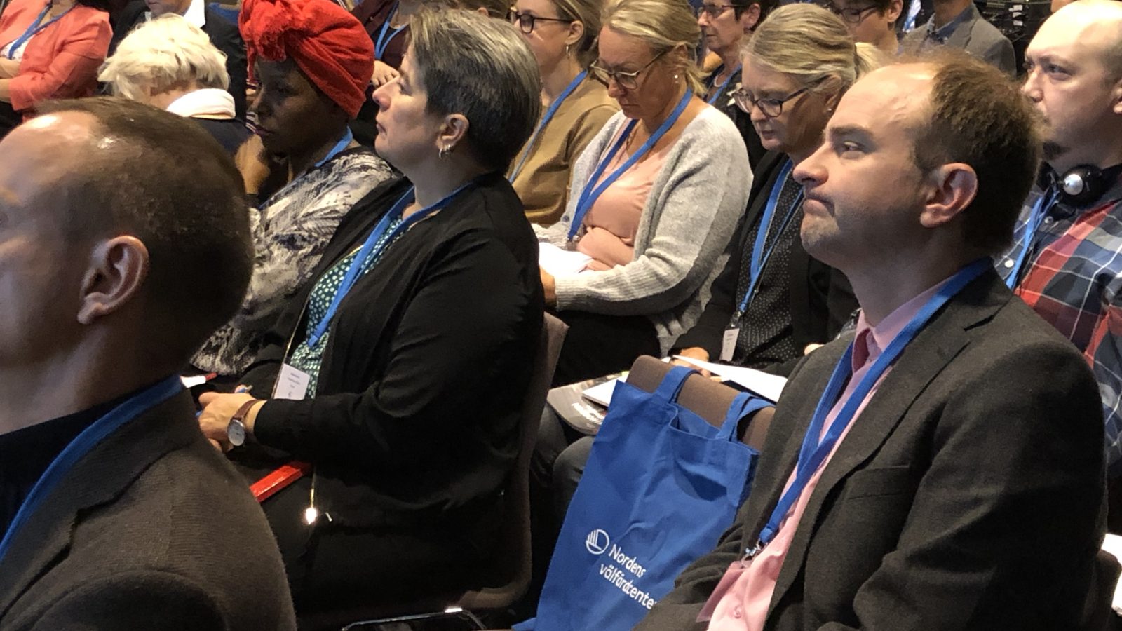 Publik sitter och lyssnar på konferenstalare