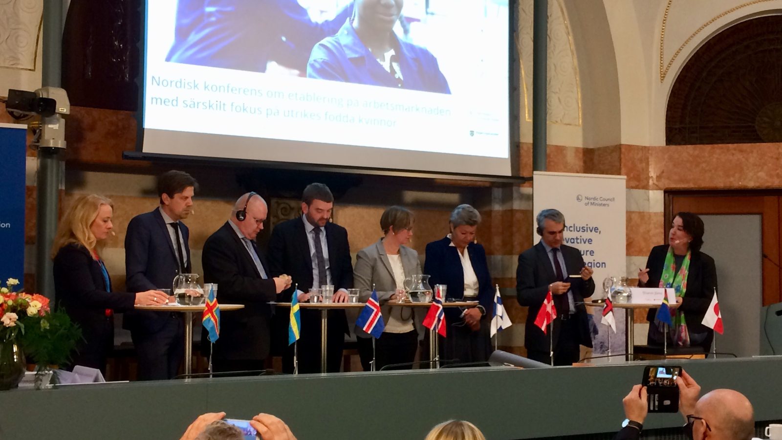 Åtta personer i en paneldebatt under konferens
