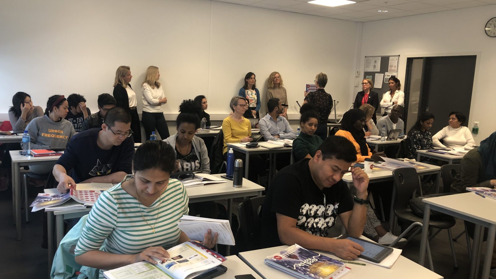 Vuxenstudenter med invandrarbakgrund i klassrum