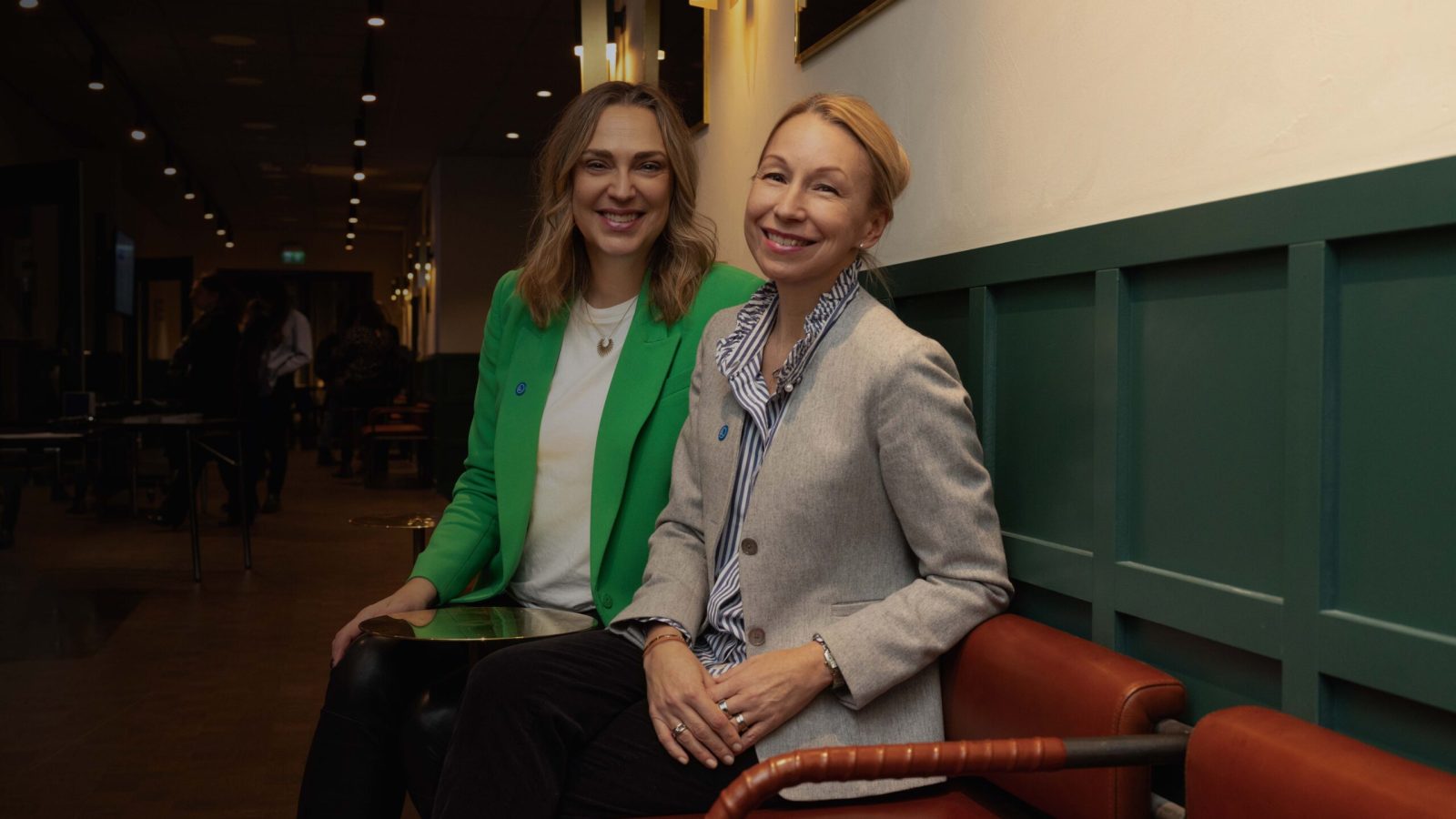 Kaisa Kepsu och Mikaela Sonck på en soffa
