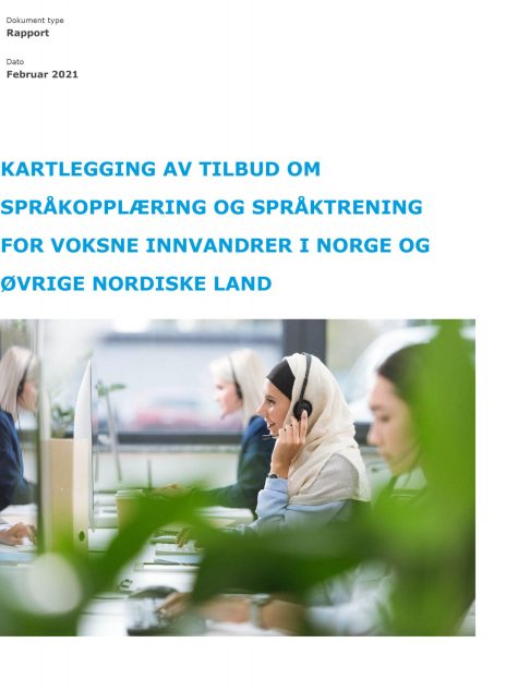 Rapportens omslag i vitt med ett fota av unga kvinnor i kontorsmiljö med hörlurar