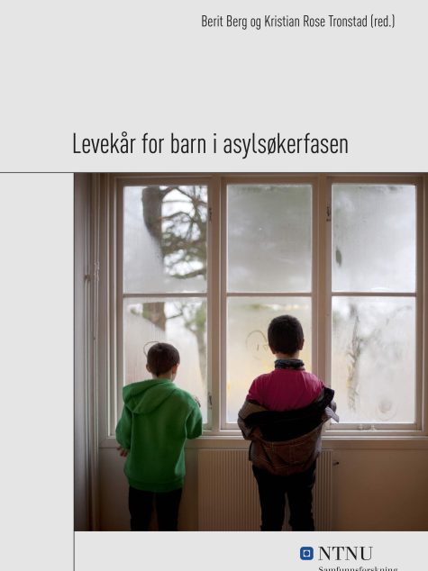 Omslaget i grått med titeln i svart text, bilden visar ryggarna på två barn som tittar ut genom ett fönster