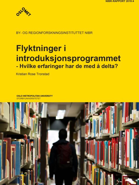 Rapportomslag med gul bakgrund och foto på person bland bokhyllor