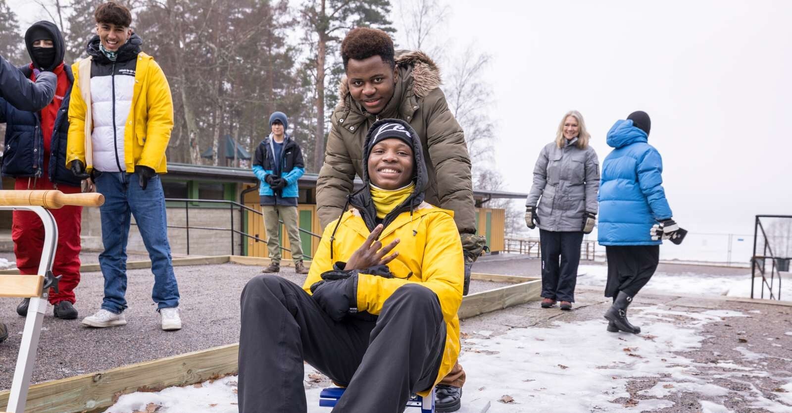 Unga pojkar på sparkstötting
