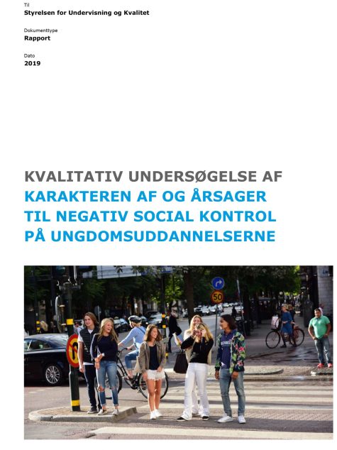 En grupp unga kvinnor i stadsmiljö