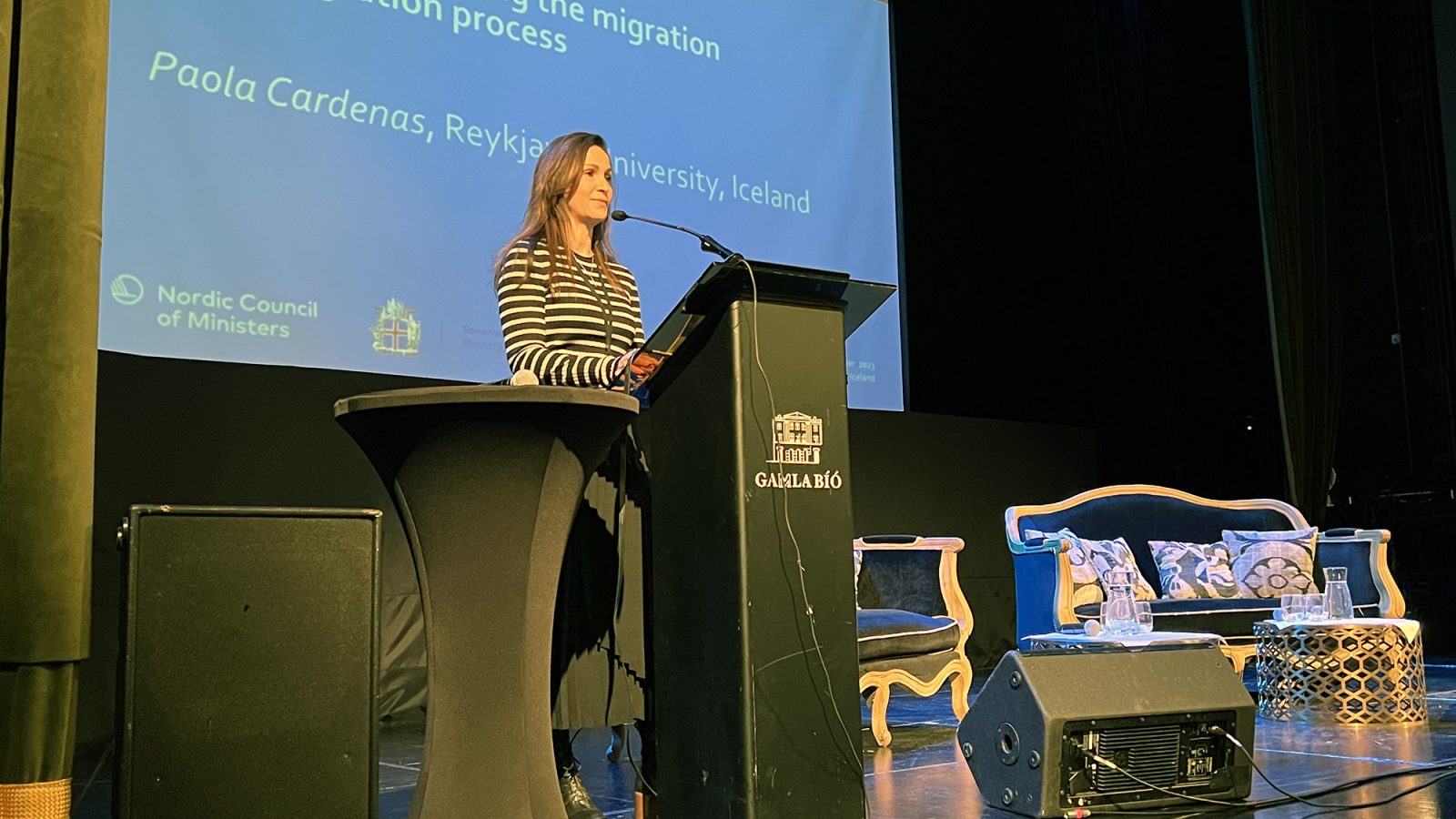 Paola Cardenas, Reykjavik University, Iceland, on stage for her address, at the conference 'Mental weel-being as a key to integration in the Nordic countries' at Reykjavik's elegant Gamla Bíó on December 5th. Foto: Lasse Skytt