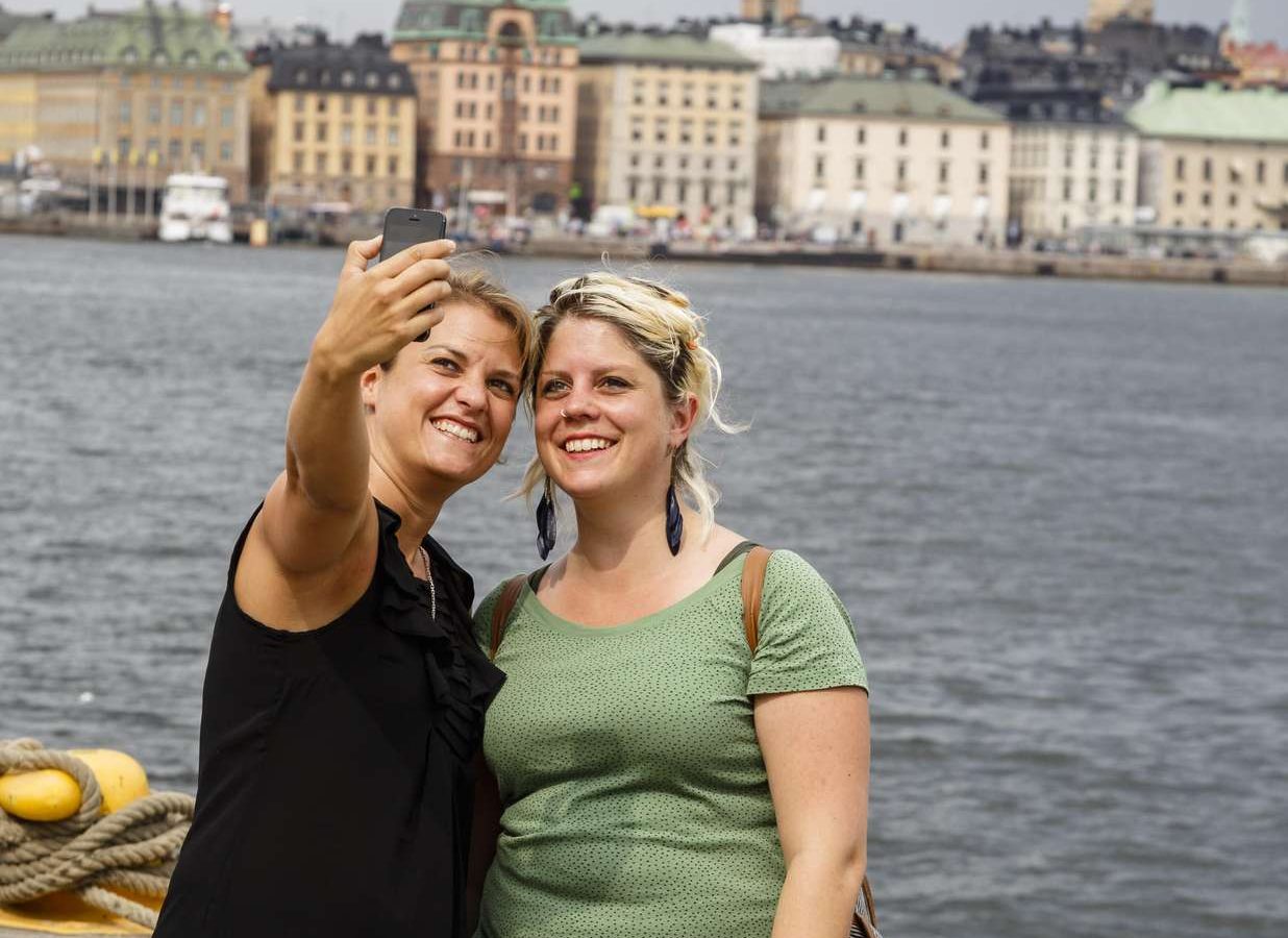 Två kvinnor som tar en selfie