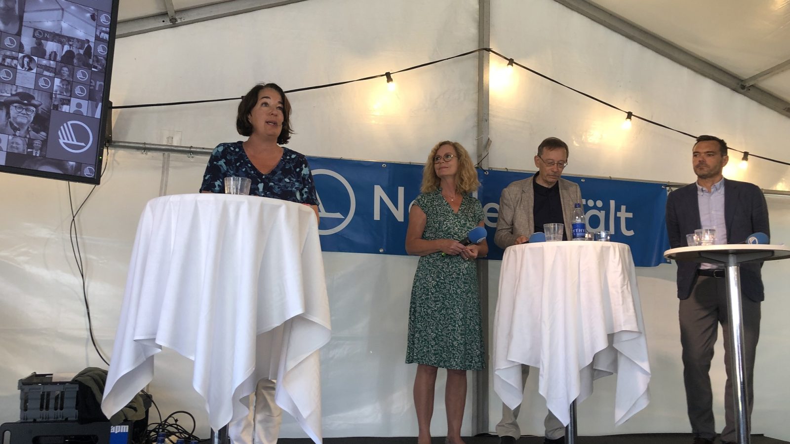Moderator och talare på scen i Almedalen