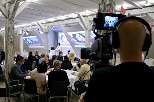 Kameraman fotograferad bakifrån när han filmar seminarium