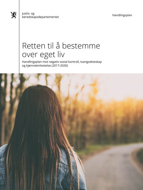 Ung kvinna fotograferad bakifrån i kvällsljus