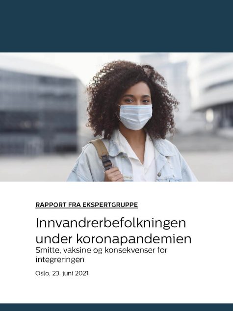 Rapportens omslag med en ung kvinna med munskyddpå marken med händerna om knäna