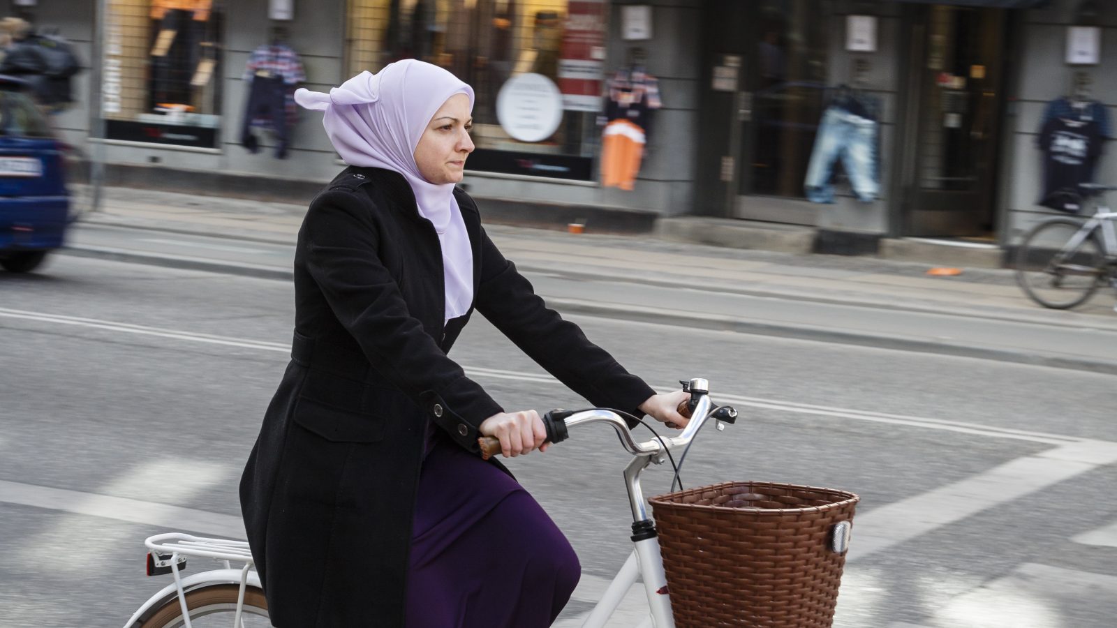 Kvinna på cykel i Köpenhamn