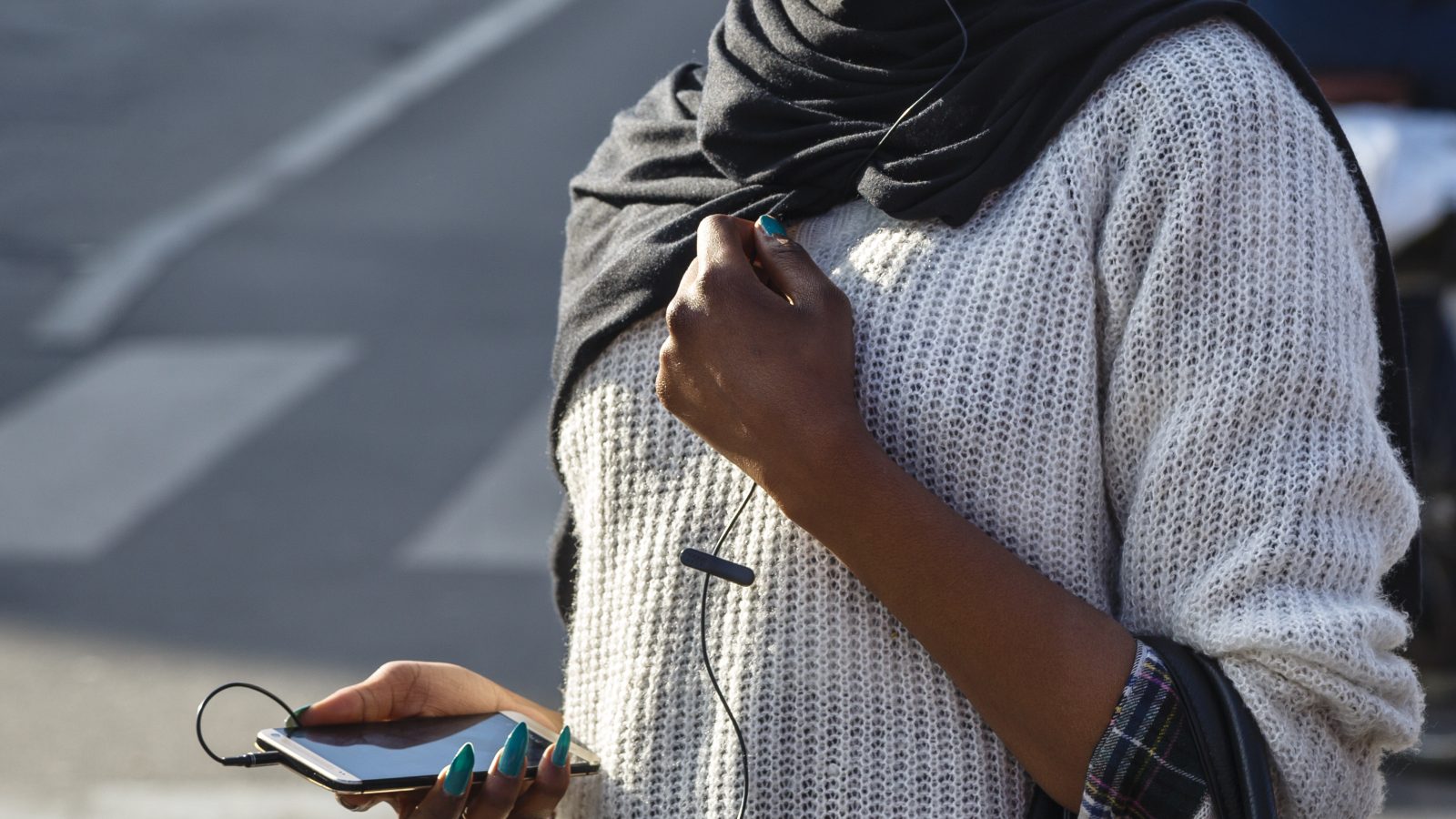 Kvinde står med sin mobil